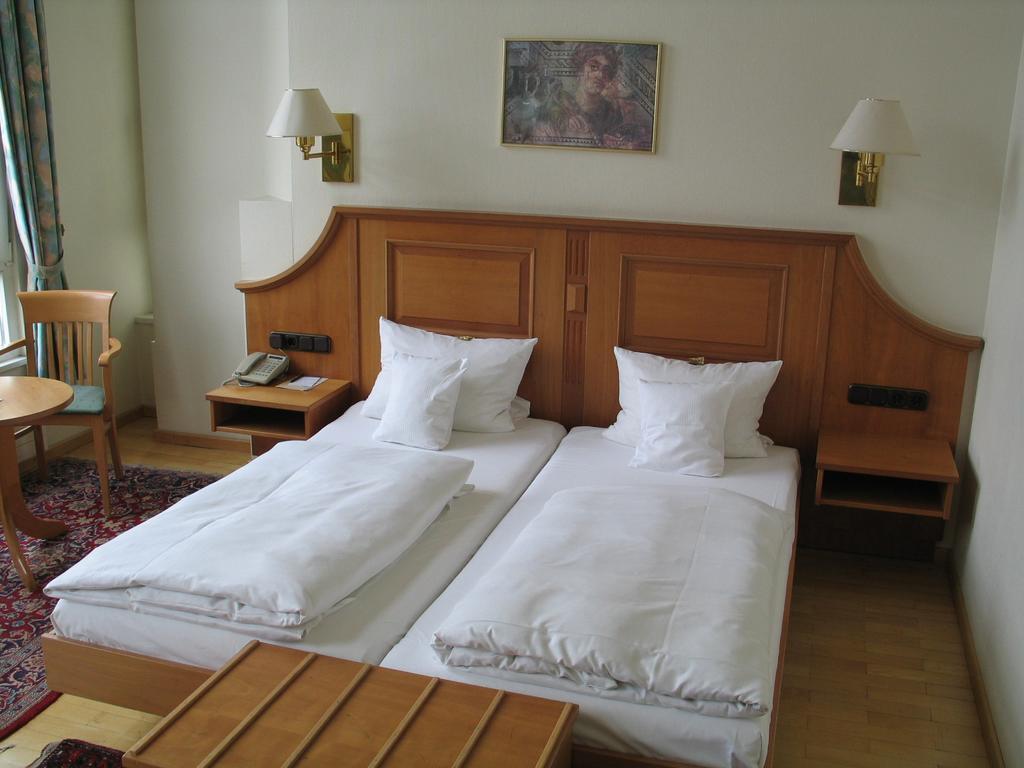 Hotel Roemischer Kaiser เทรียร์ ภายนอก รูปภาพ